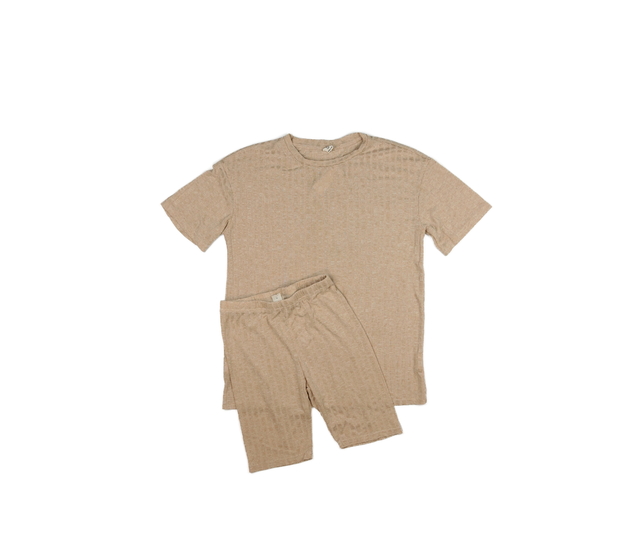 Hnědé triko a kraťasy 