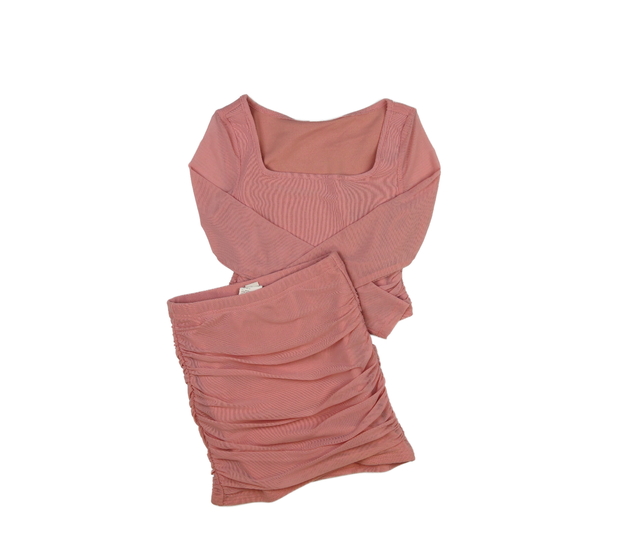 Růžový crop top a sukně 