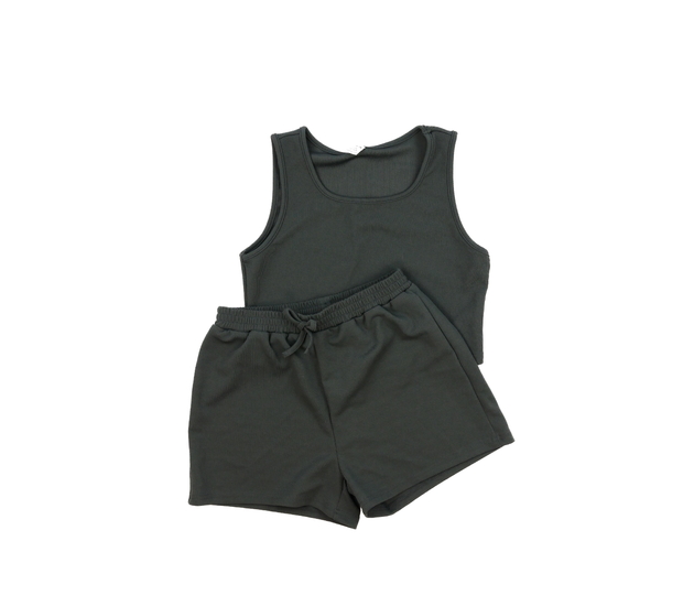 Šedý crop top a kraťasy