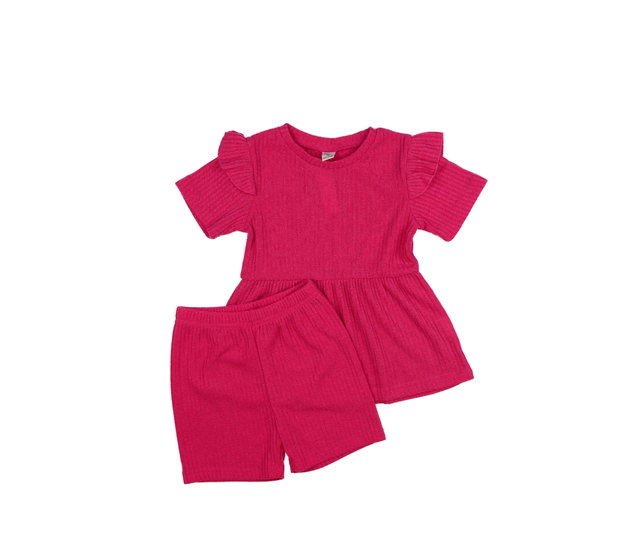 Růžové triko s volánky a kraťasy