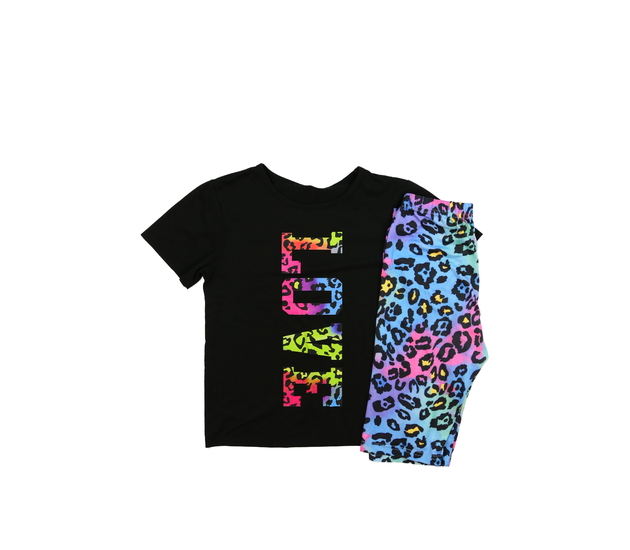 Černé triko a barevné kraťasy