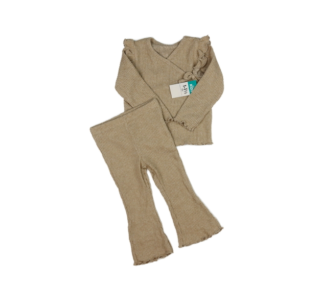 Nové hnědé triko a zvonové legíny 