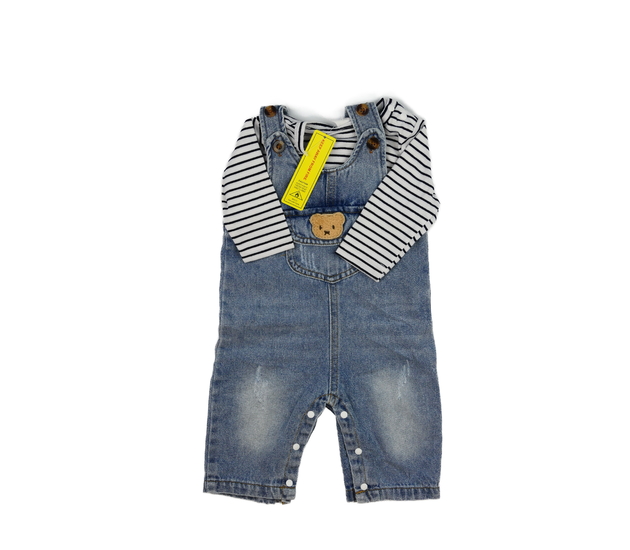 Nové triko a riflový overal s medvědem 