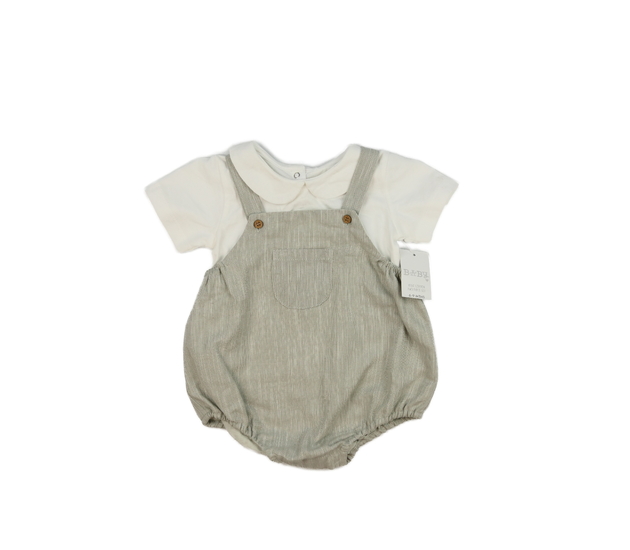 Nové bílé triko a šedý overal 