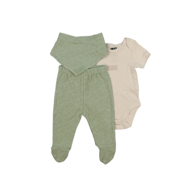 Světlé body, zelené capáčky a bryndák DKNY 