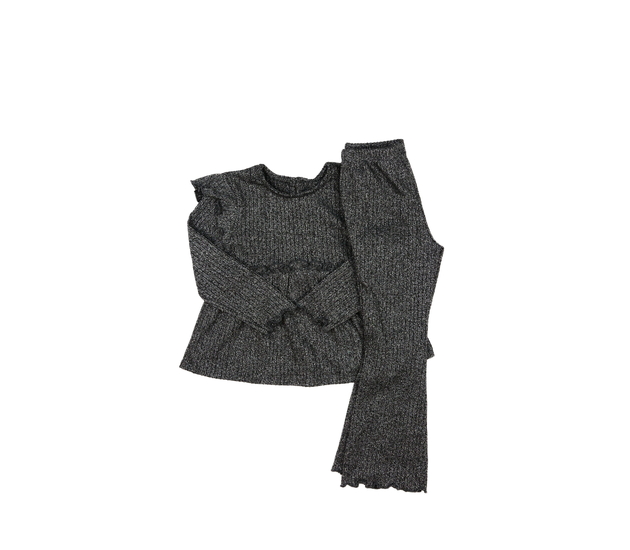 Šedé lesklé kalhoty zvonové a triko 