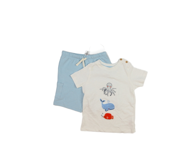 Bílé triko a modré kraťasy F&F