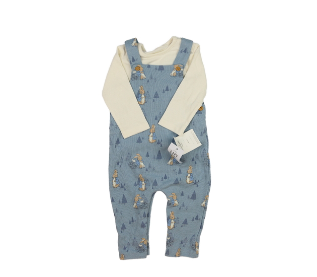 Nové krémové body a modrý overal George