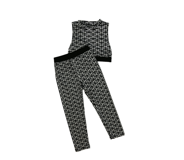 Světlý vzorovaný crop top a legíny 