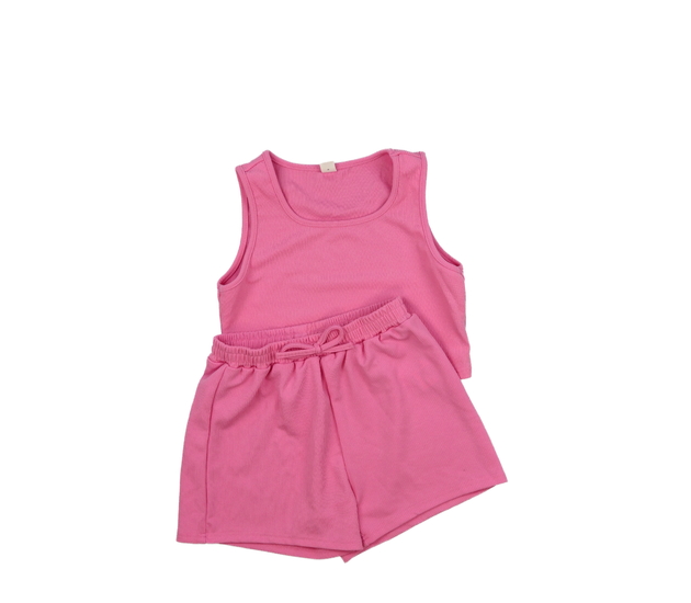 Růžový crop top a kraťasy