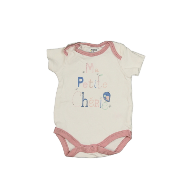 Bílé body s růžovými okraji a nápisem