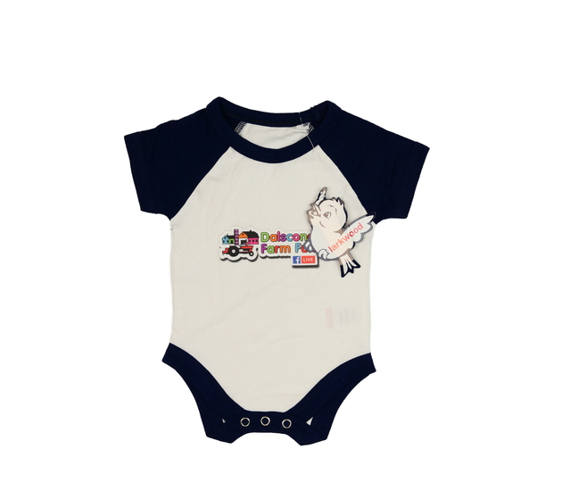 Nové bílé body s tmavomodrými detaily 