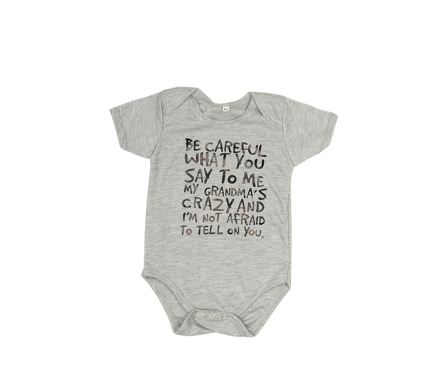 Šedé melírované body s nápisem