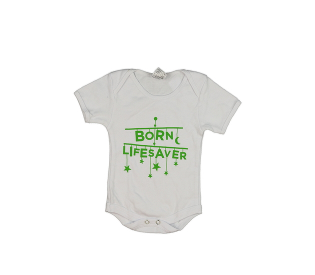 Bílé body se zeleným nápisem 