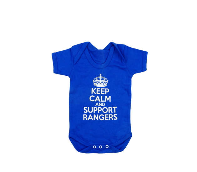 Modré body s nápisem 