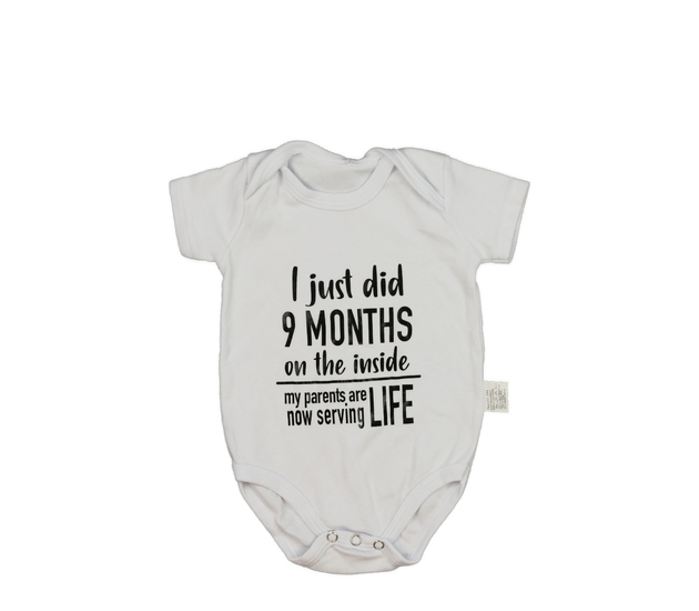 Bílé body s vtipným nápisem 