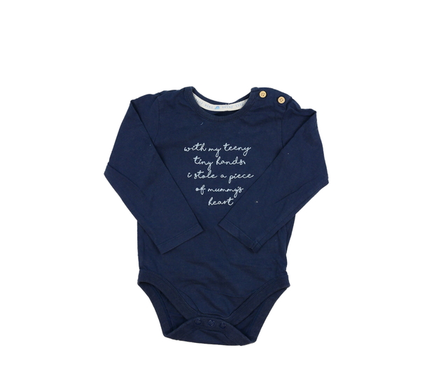 Tmavě modré body s nápisem George