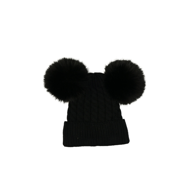 Černá čepice s vnitřním chlupem a bambulemi 