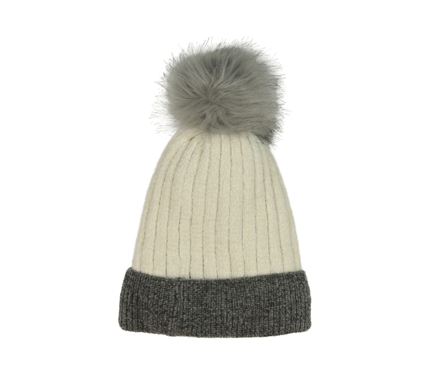 Bílo-šedá zimní čepice