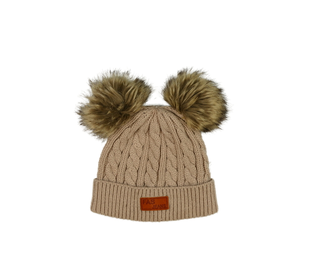 Hnědá čepice s bambulemi