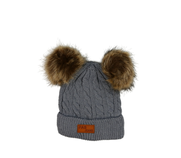 Šedá čepice s bambulemi