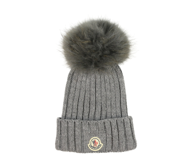Šedá čepice s bambulí