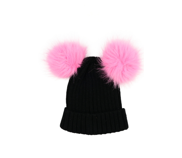 Černá čepice s růžovými bambulemi 