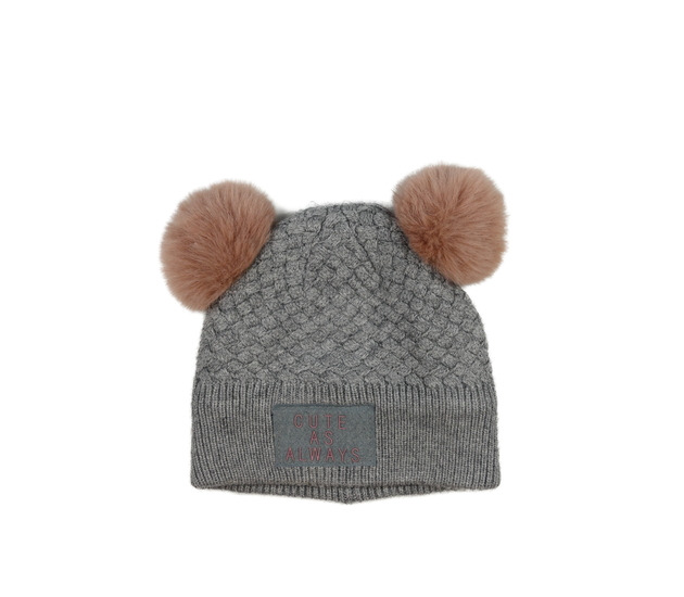 Šedá čepice s bambulemi 