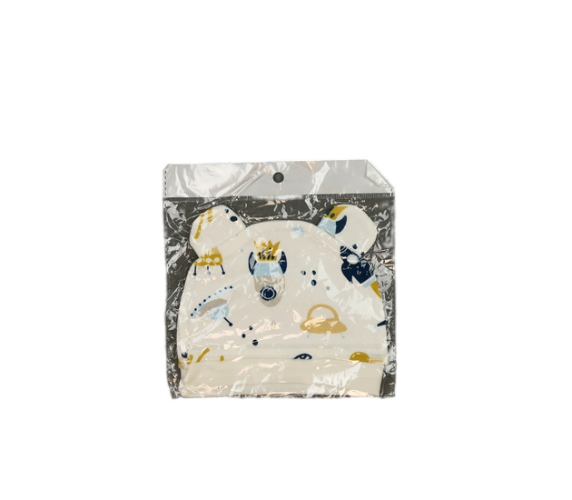 Nová bílá čepička s motivem vesmíru