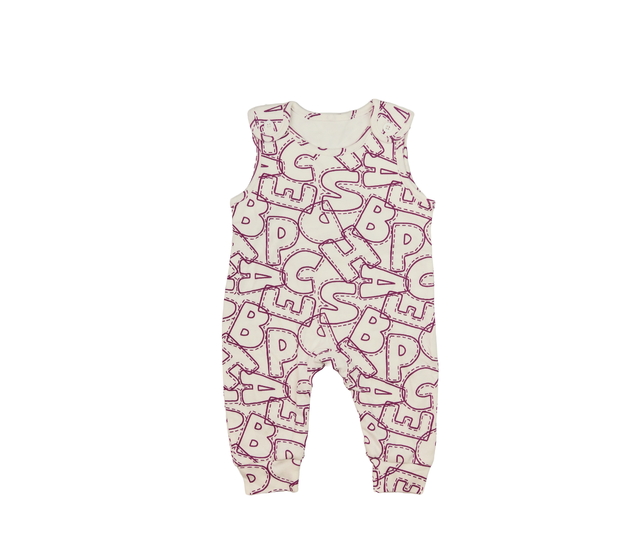 Bílý overal s fialovými písmeny