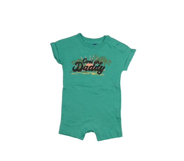 Zelený overal s nápisem