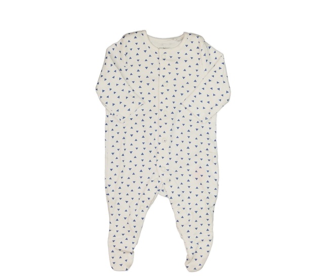 Bílý overal s modrými trojúhelníky 