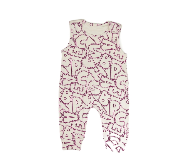 Bílý overal s fialovými písmeny 