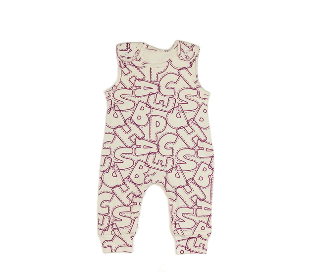 Světlý overal s fialovými písmeny 