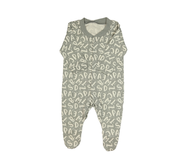 Šedý overal s písmeny