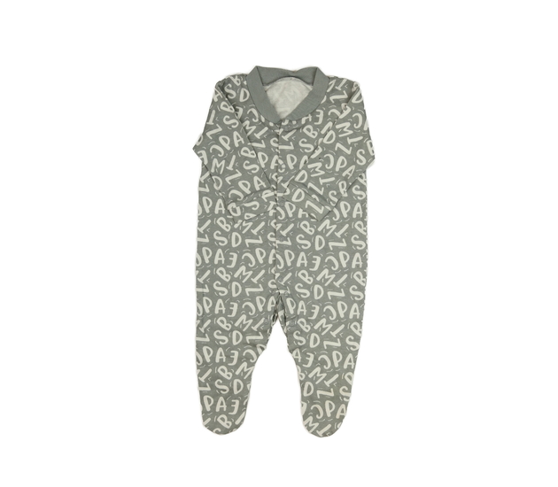 Šedý overal s písmeny 
