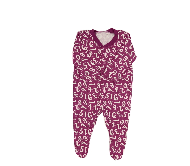 Fialový overal s písmeny