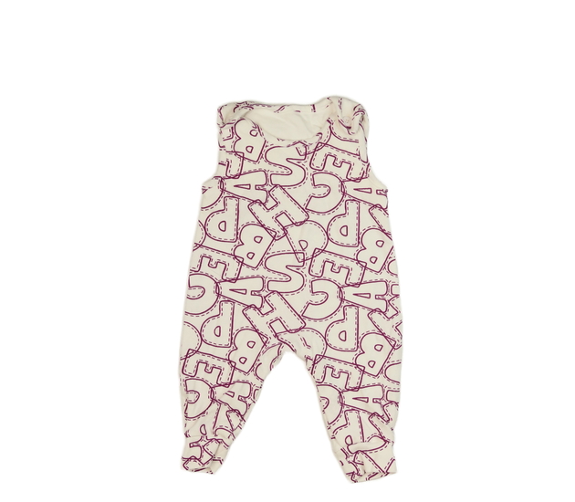 Bílý overal s fialovými písmeny 