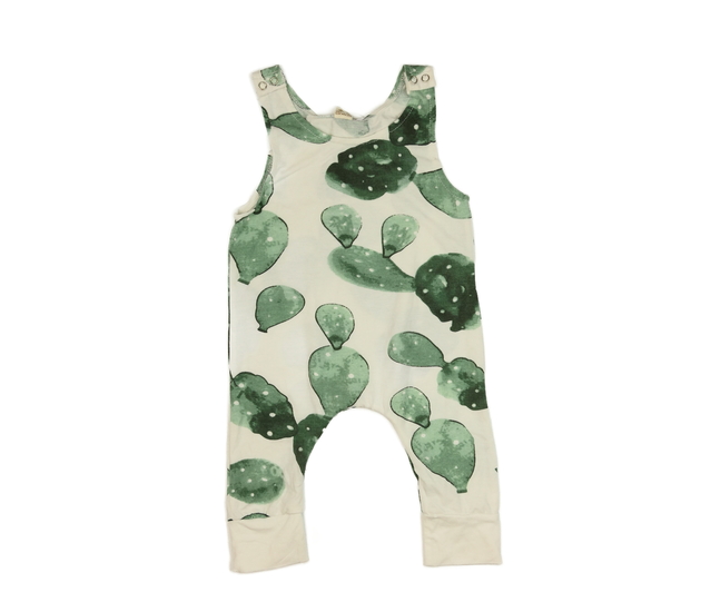 Světlý overal se zelenými vzory 