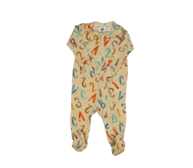 Hnědý lehký overal s číslicemi a písmeny 