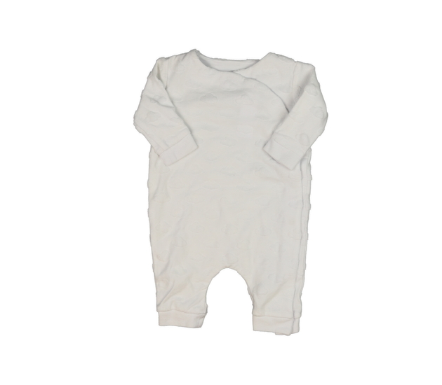 Bílý overal s mráčky 