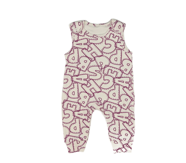 Bílý overal s fialovými písmeny 