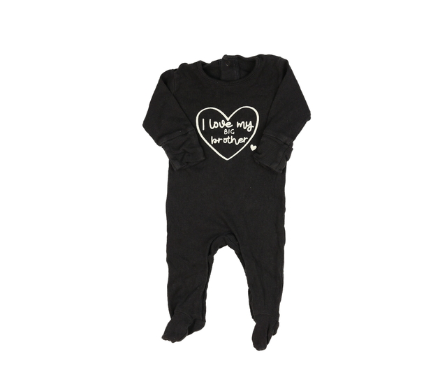 Tmavý overal s nápisem