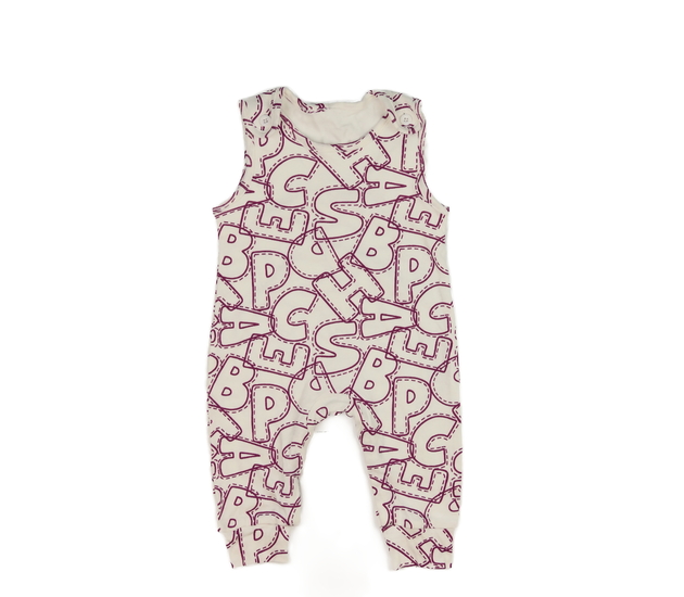 Bílý overal s fialovými písmeny 