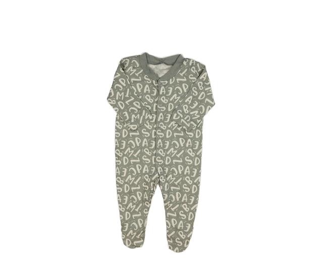 Šedý overal s písmeny 