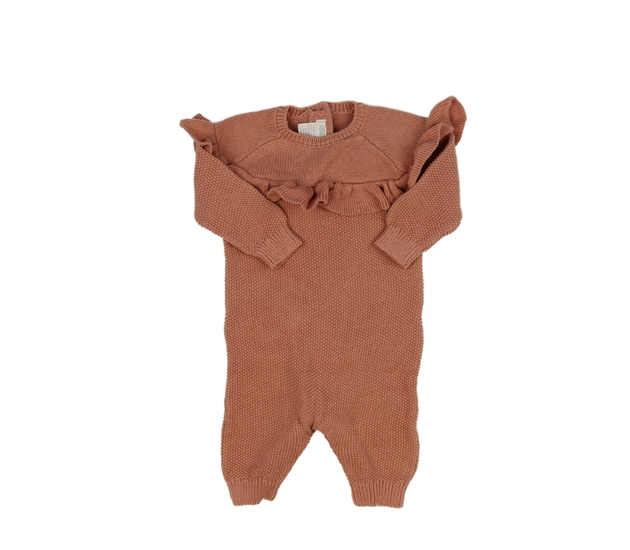 Růžový pletený overal s volánky 