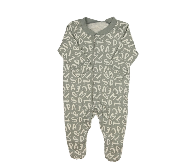 Šedý overal s písmeny 