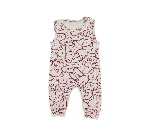Bílý overal s fialovými písmeny 