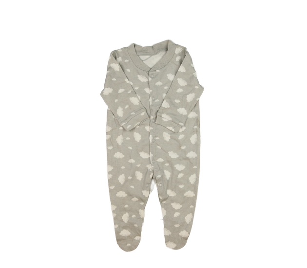 Šedý overal s mráčky 