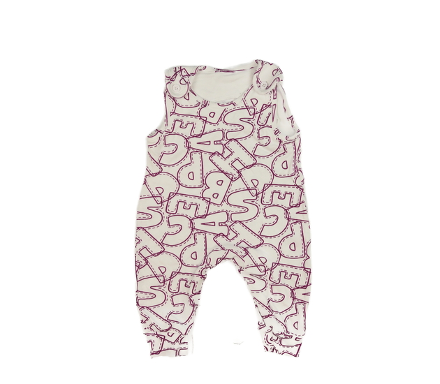 Bílý overal s fialovými písmeny 